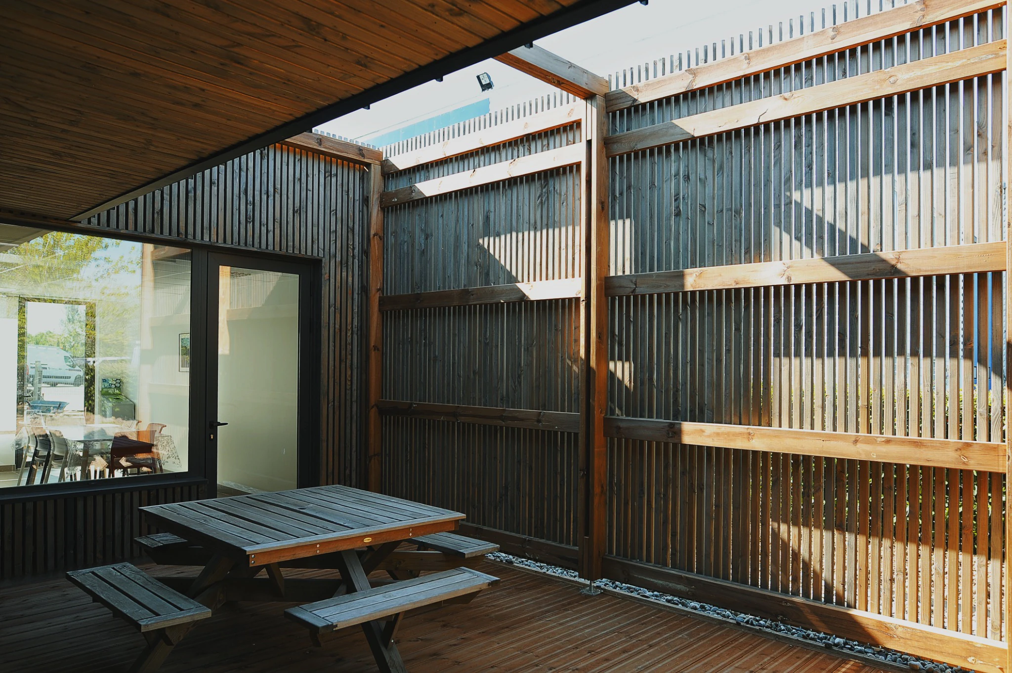 amenagement-terrasse-bois-brise-soleil-blick-freres