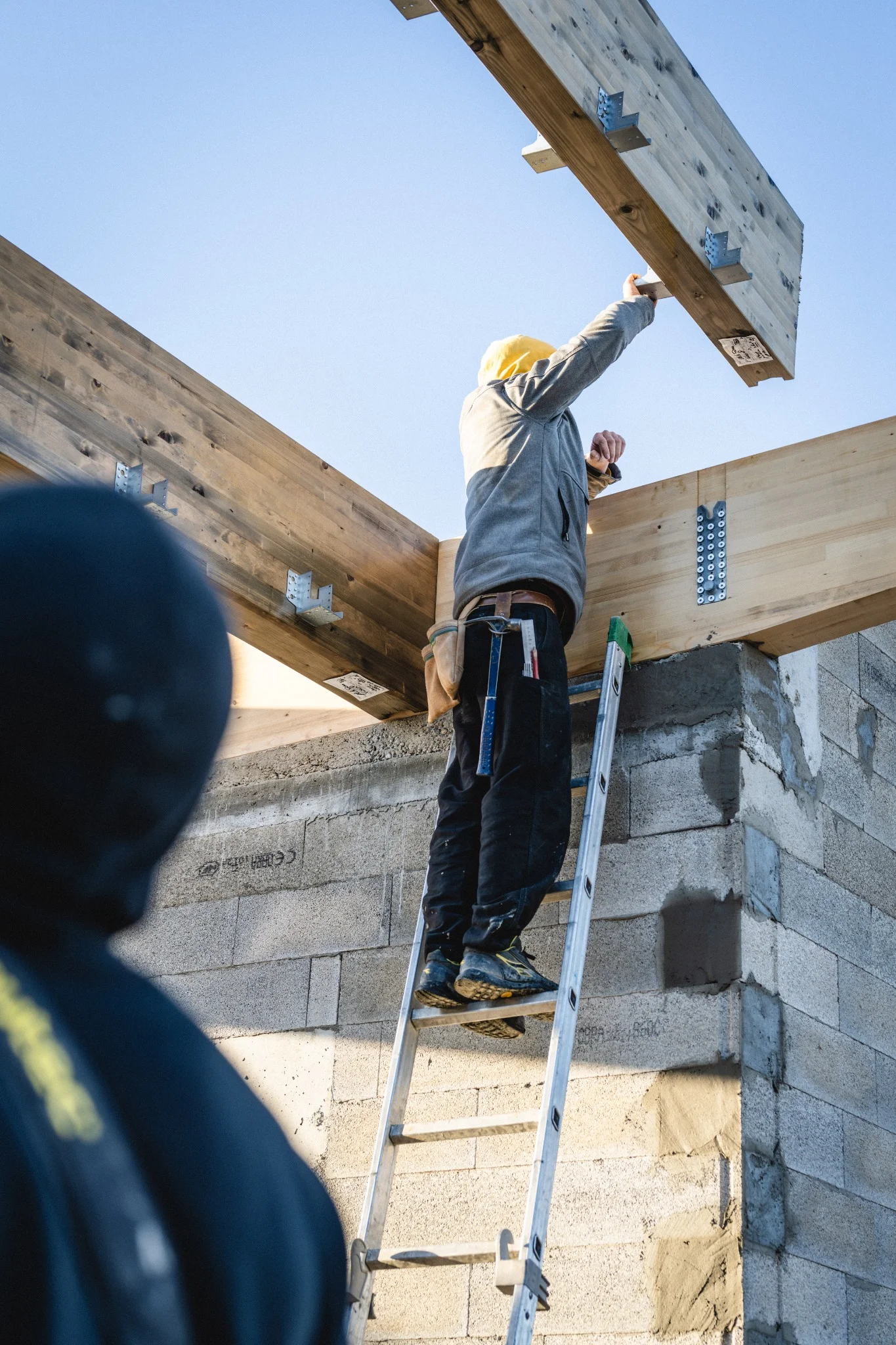 chantier-cabanel-ajustement-poutre-charpente-sur-echelle