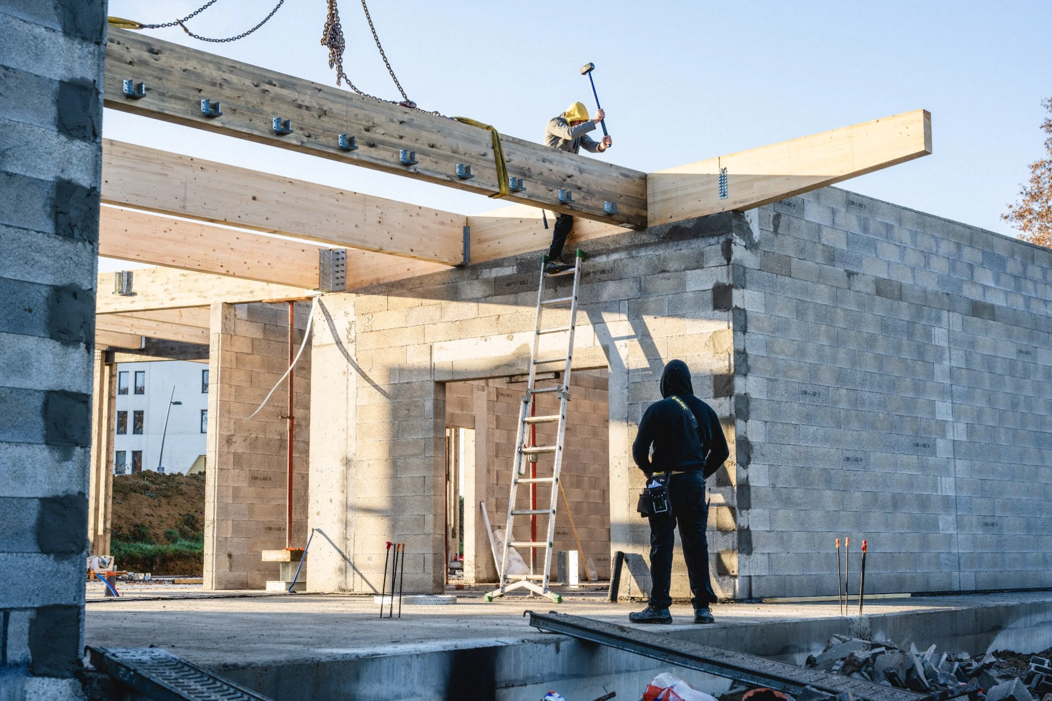 chantier-cabanel-ajustement-poutre-lamelle-colle-maillet