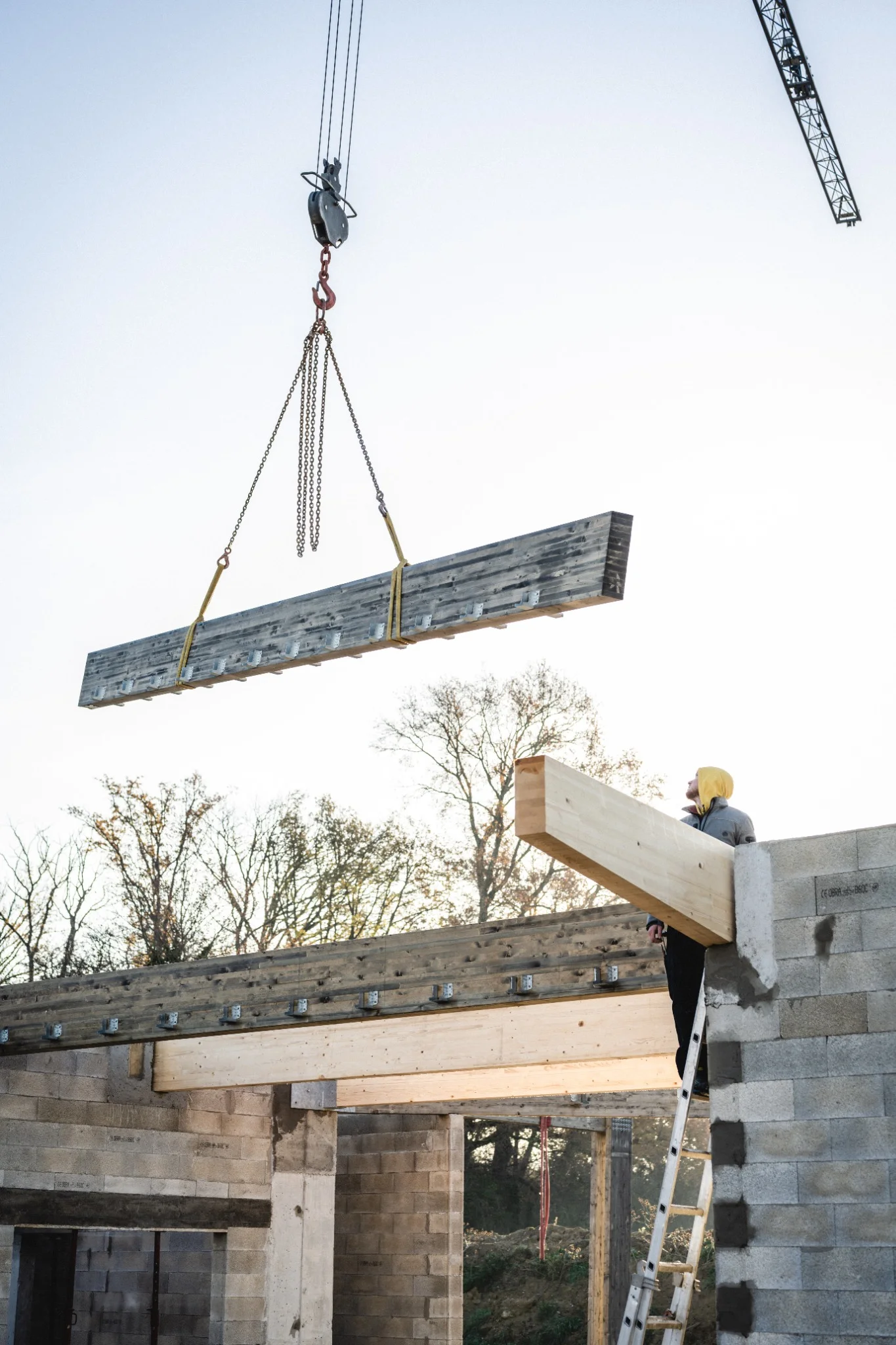chantier-cabanel-approche-poutre-bois-par-grue