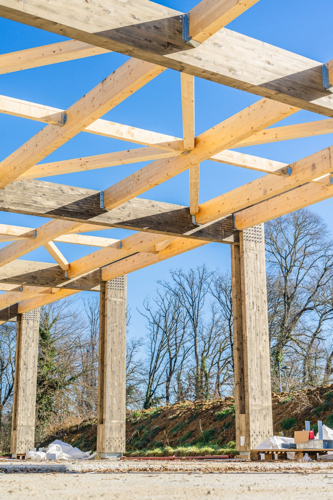 chantier-cabanel-charpente-lamelle-colle-poteaux-et-fermes