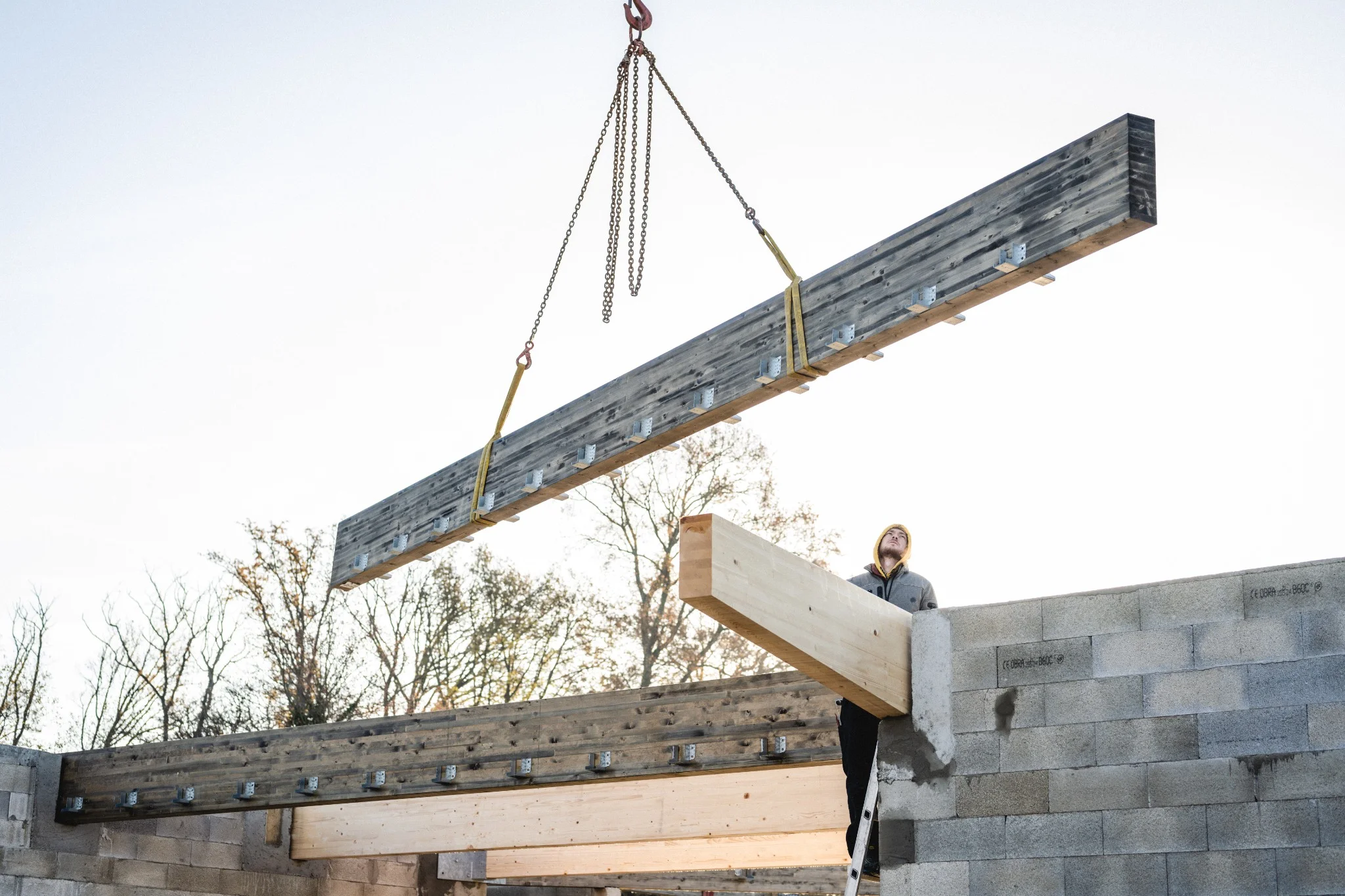 chantier-cabanel-guidage-poutre-charpente-suspendue