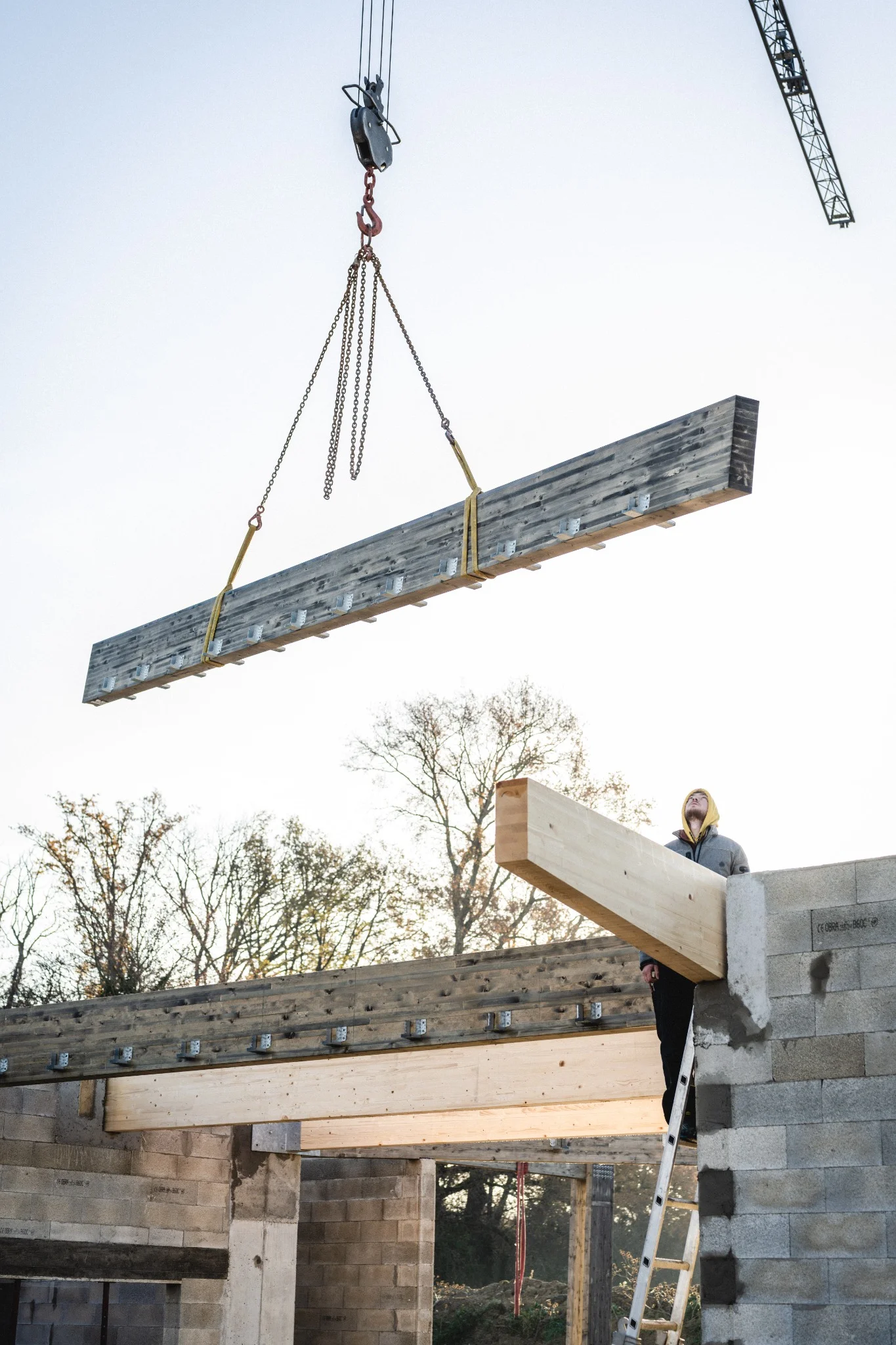chantier-cabanel-levage-poutre-lamelle-colle-au-dessus-murs