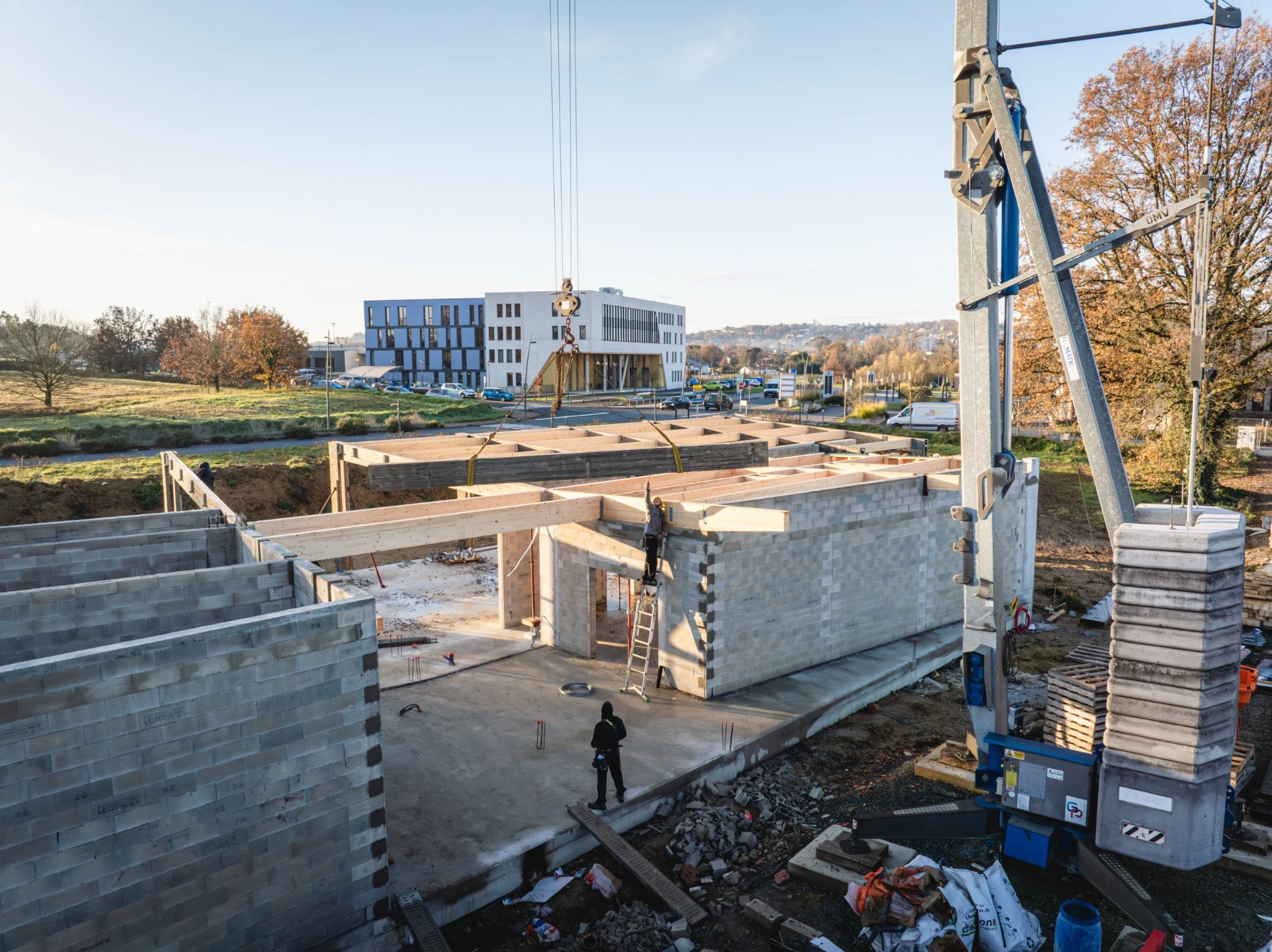 chantier-cabanel-levage-poutres-lamelle-colle-grue
