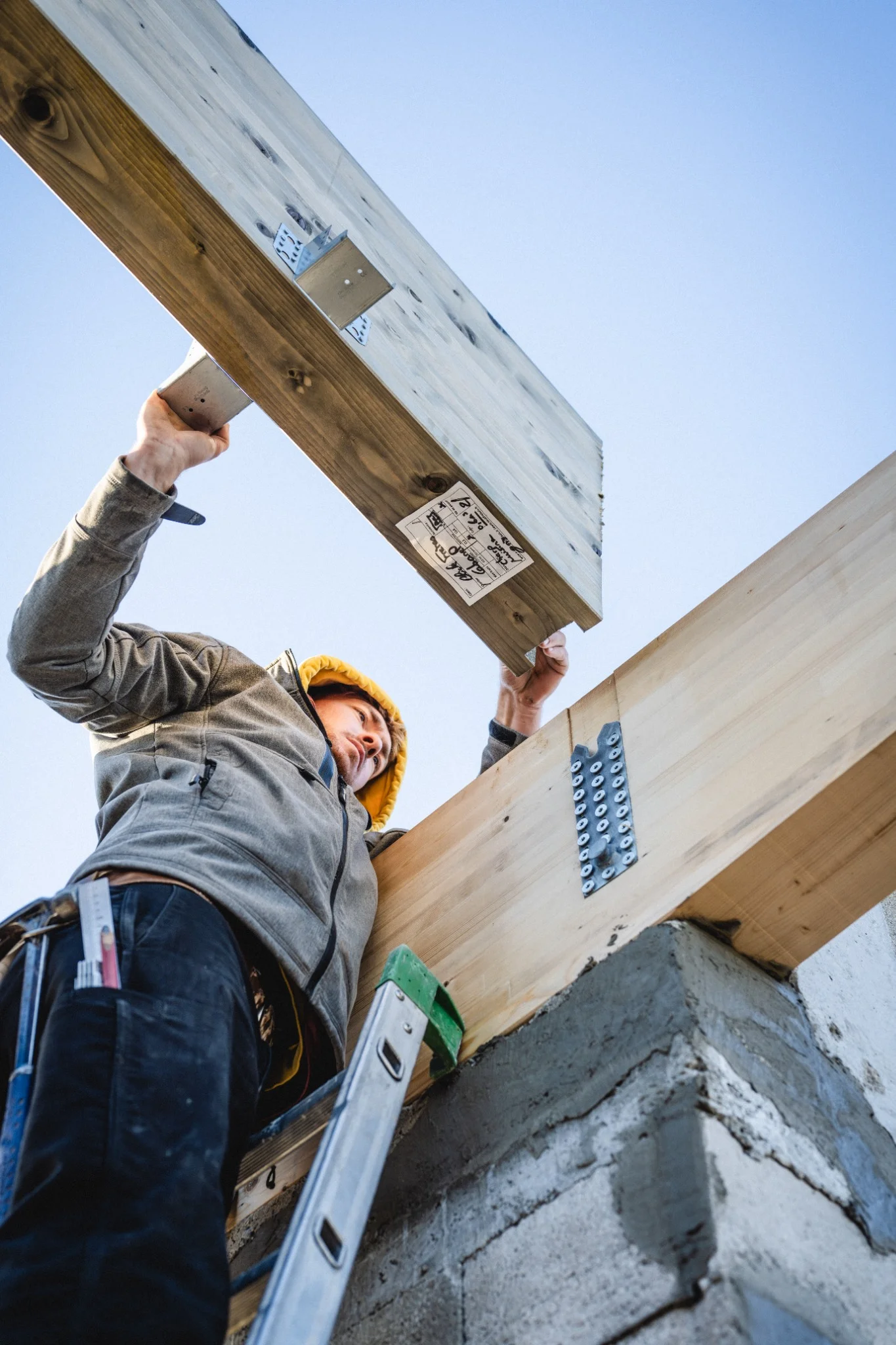 chantier-cabanel-mise-en-place-poutre-lamelle-colle