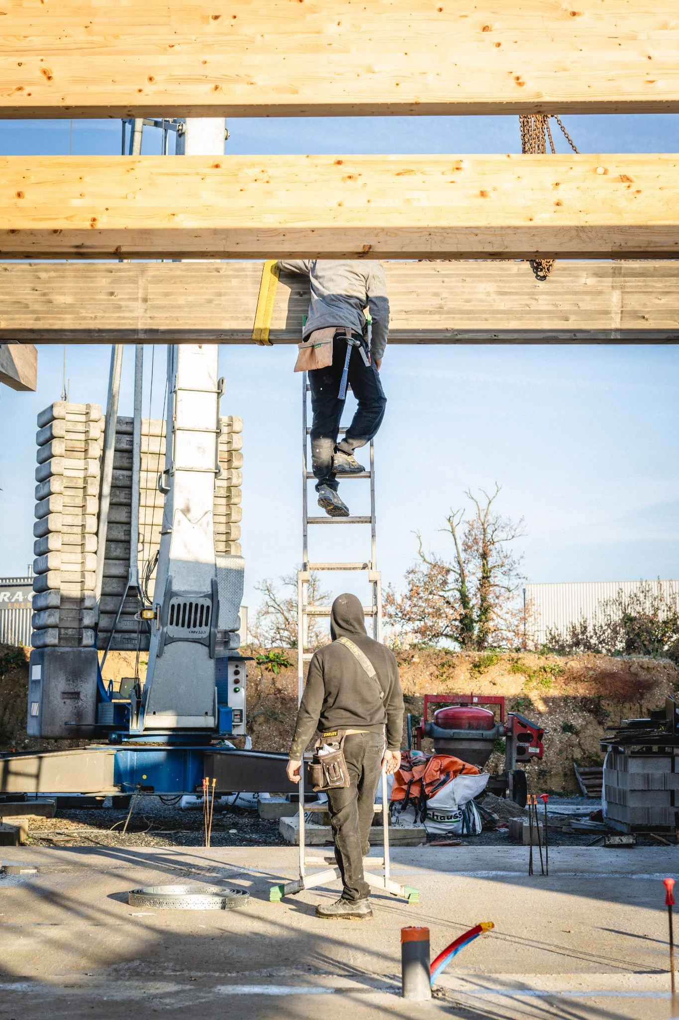 chantier-cabanel-montage-poutres-bois-echelle
