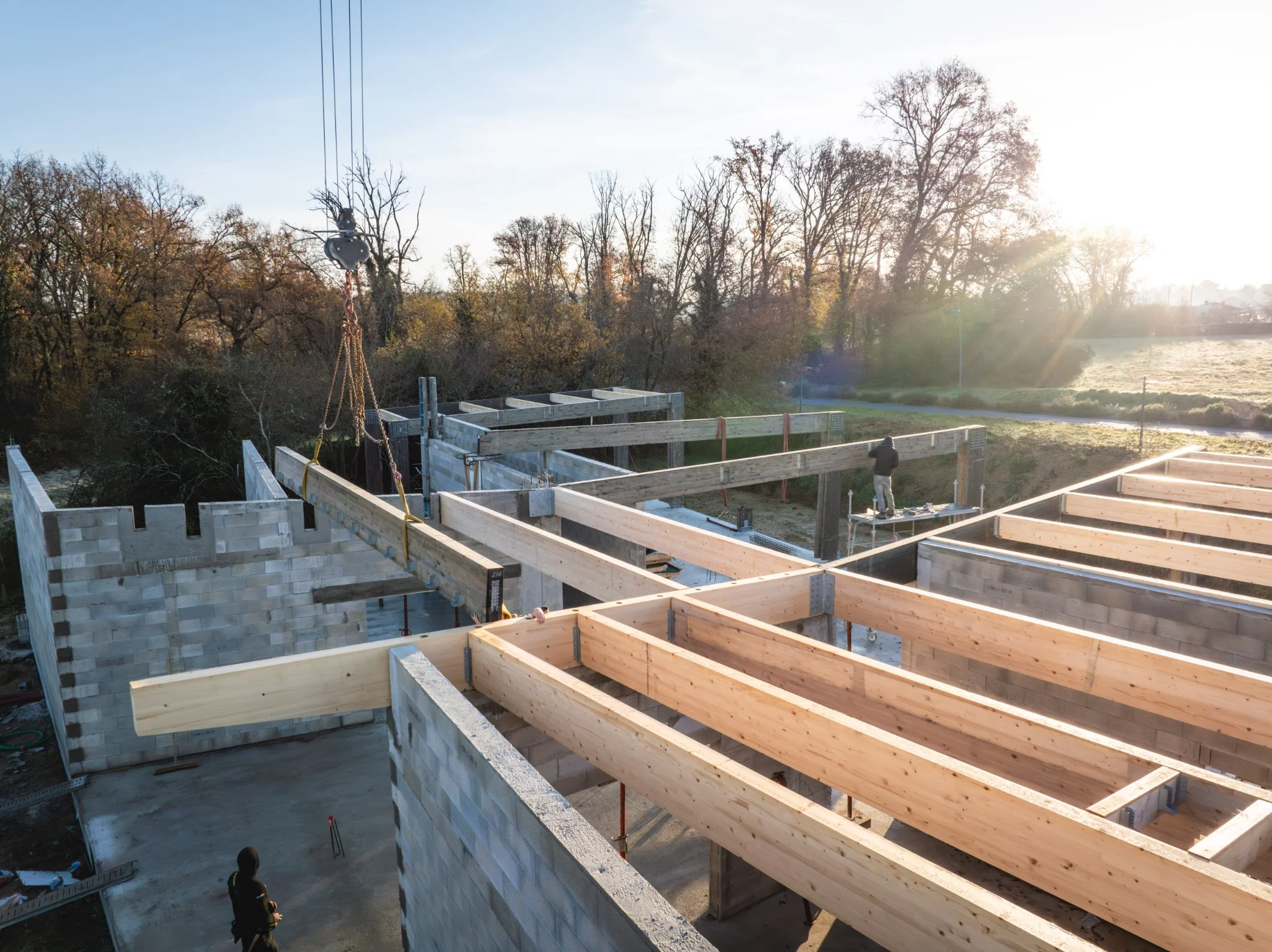 chantier-cabanel-pose-poutres-charpente-bois-soleil