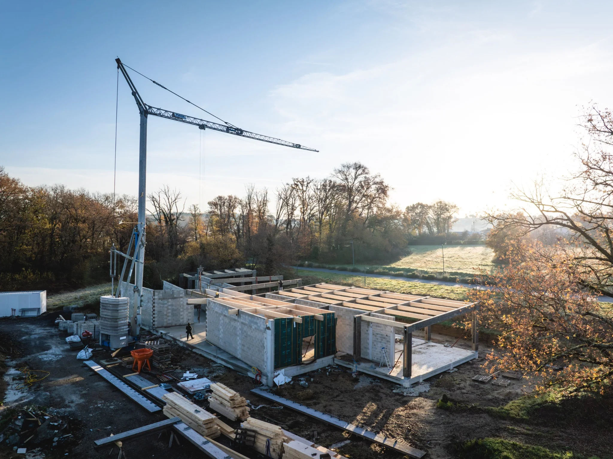chantier-cabanel-poutres-bois-murs-maconnerie-drone