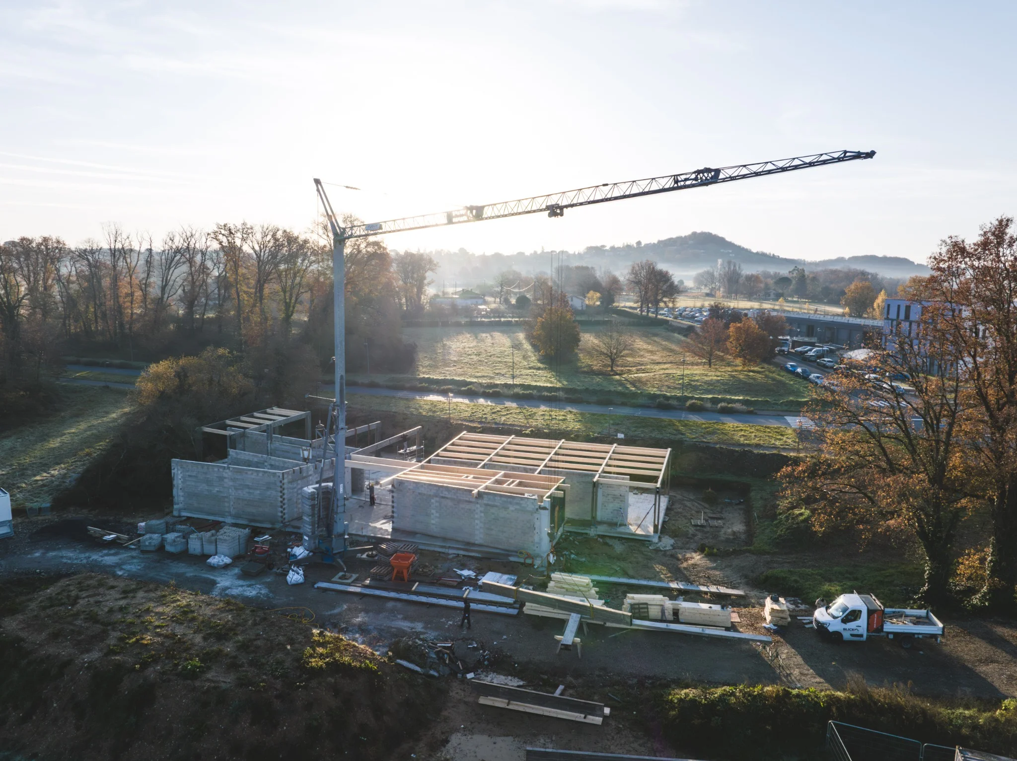 chantier-cabanel-vue-aerienne-charpente-bois-grue