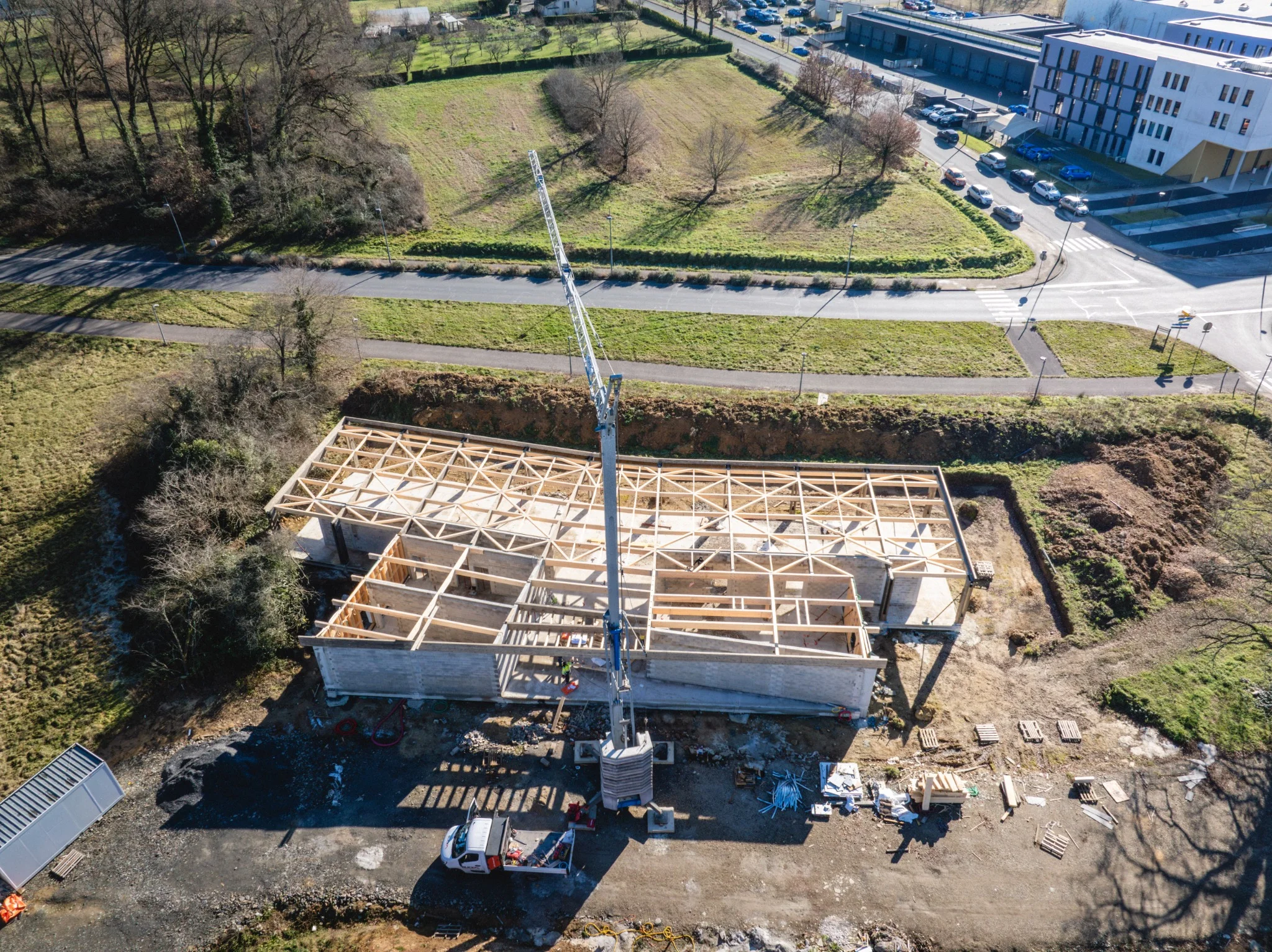 chantier-cabanel-vue-drone-charpente-bois-et-grue