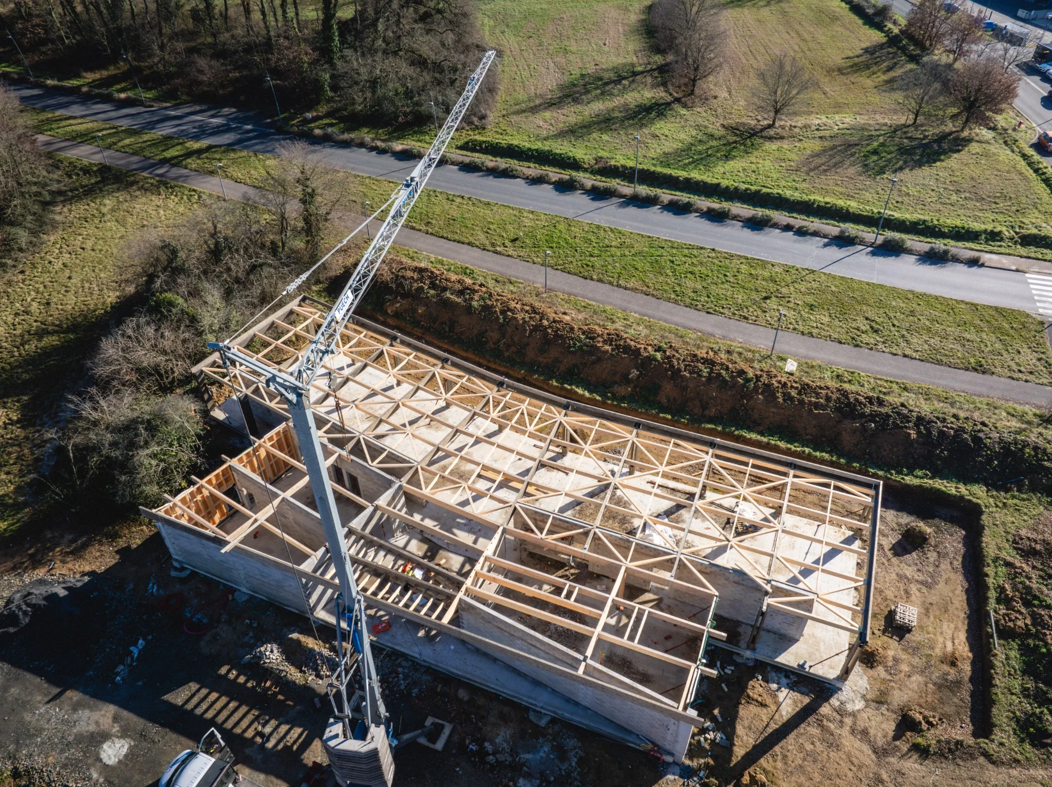 chantier-cabanel-vue-drone-grue-et-ossature-charpente-bois